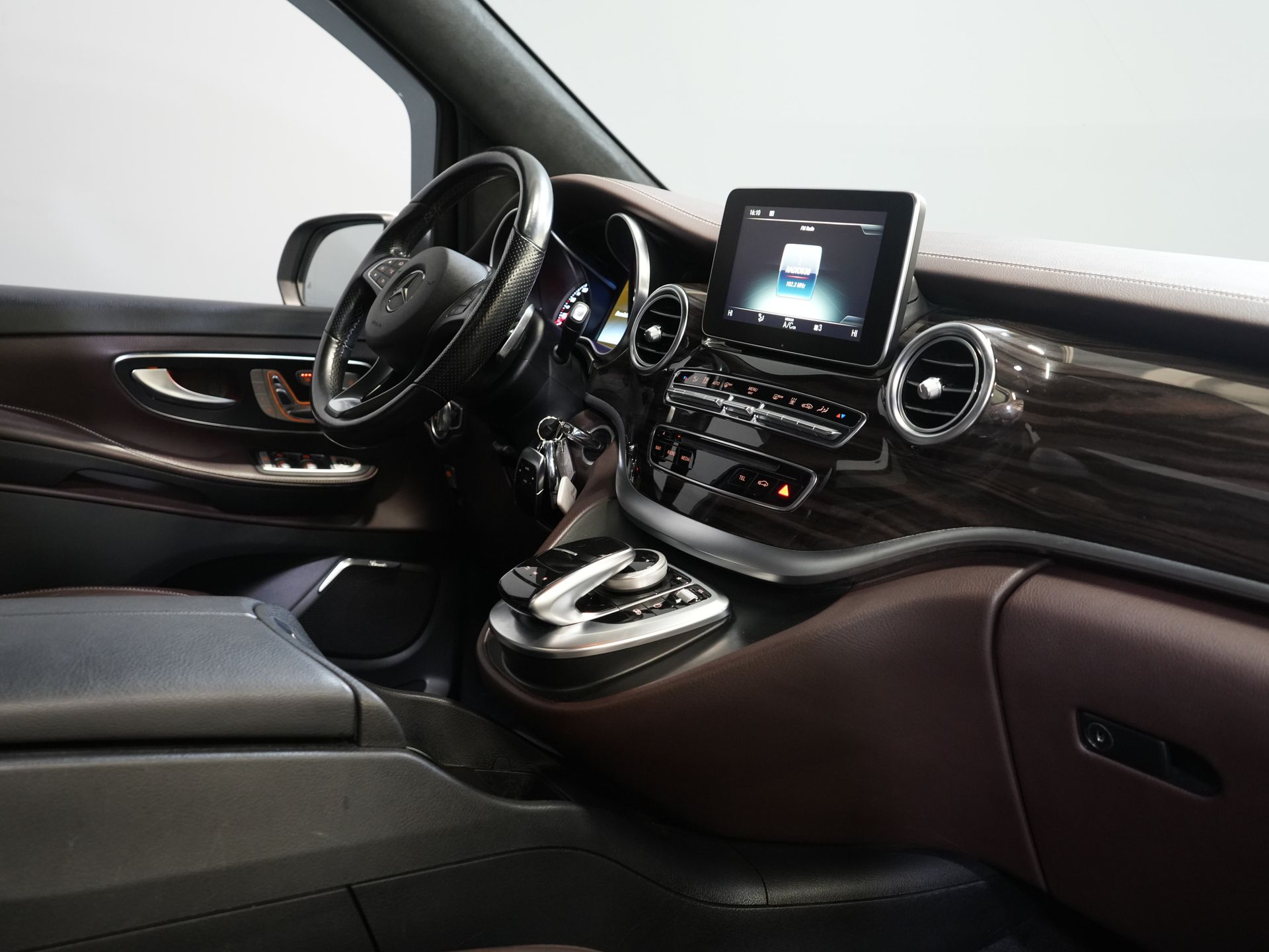 Mercedes-Benz V-Class Vans 250d DC Double Cab Exclusive AMG/ Pano/ Seatvent./ Mem.Seats/ Cooling compartment/ Adapt.Cruise/ 360 Camera/ Burmester/ Standkachel/ L