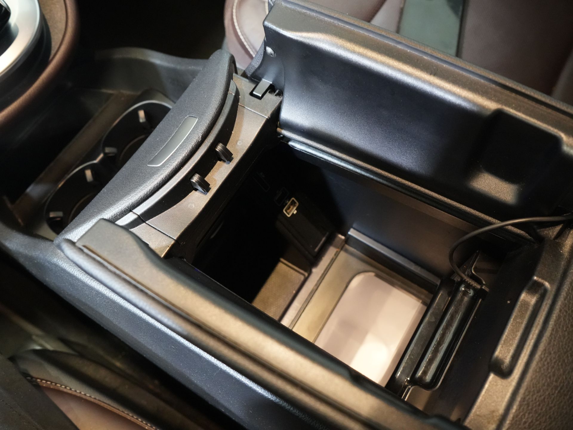 Mercedes-Benz V-Class Vans 250d DC Double Cab Exclusive AMG/ Pano/ Seatvent./ Mem.Seats/ Cooling compartment/ Adapt.Cruise/ 360 Camera/ Burmester/ Standkachel/ L