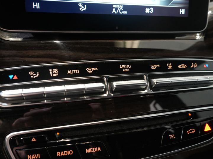 Mercedes-Benz V-Class Vans 250d DC Double Cab Exclusive AMG/ Pano/ Seatvent./ Mem.Seats/ Cooling compartment/ Adapt.Cruise/ 360 Camera/ Burmester/ Standkachel/ L