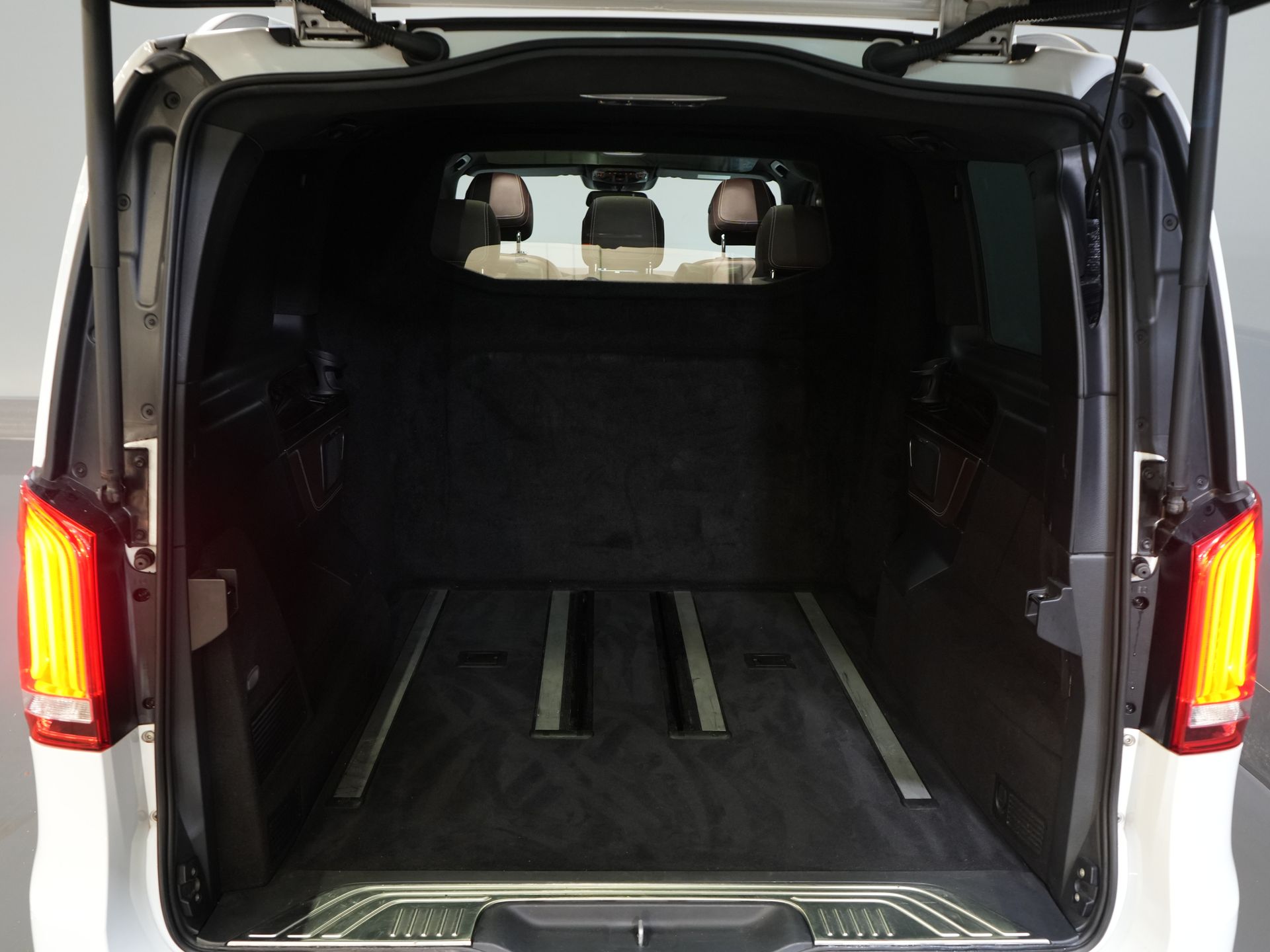 Mercedes-Benz V-Class Vans 250d DC Double Cab Exclusive AMG/ Pano/ Seatvent./ Mem.Seats/ Cooling compartment/ Adapt.Cruise/ 360 Camera/ Burmester/ Standkachel/ L