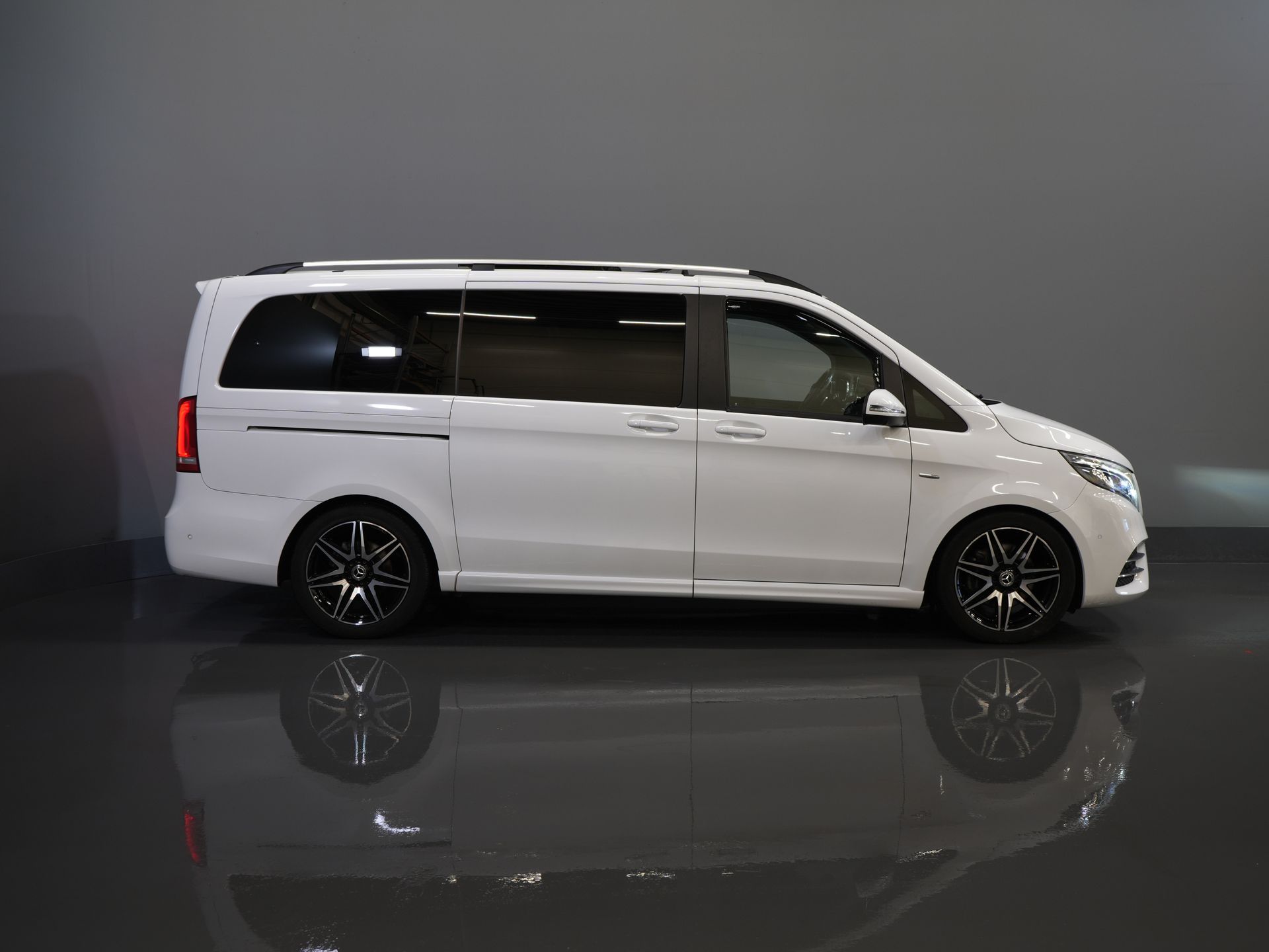 Mercedes-Benz V-Class Vans 250d DC Double Cab Exclusive AMG/ Pano/ Seatvent./ Mem.Seats/ Cooling compartment/ Adapt.Cruise/ 360 Camera/ Burmester/ Standkachel/ L
