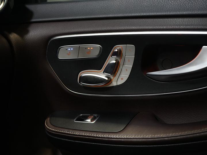 Mercedes-Benz V-Class Vans 250d DC Double Cab Exclusive AMG/ Pano/ Seatvent./ Mem.Seats/ Cooling compartment/ Adapt.Cruise/ 360 Camera/ Burmester/ Standkachel/ L