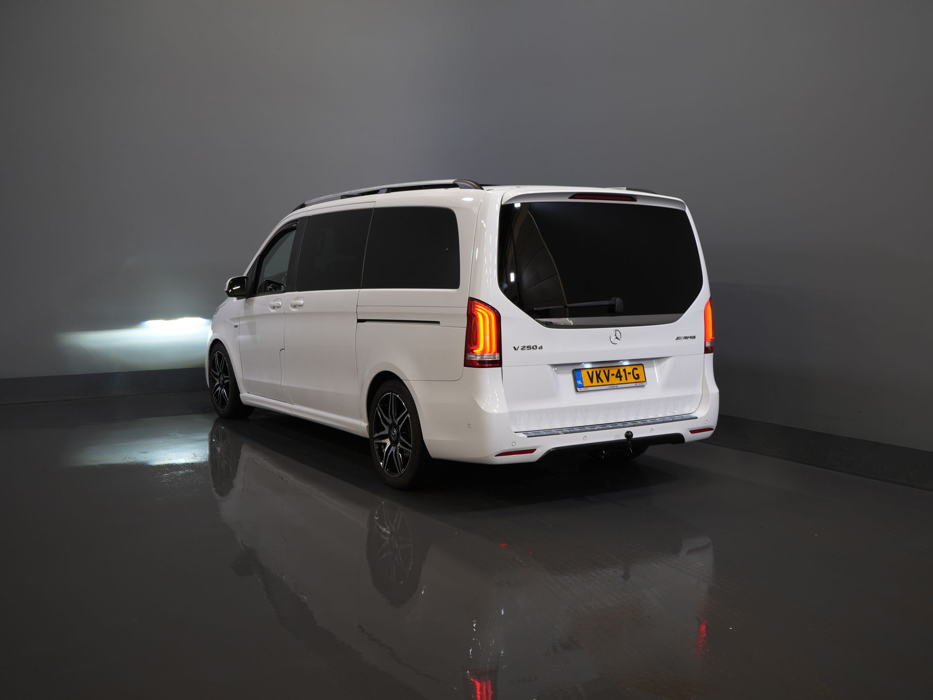 Mercedes-Benz V-Class Vans 250d DC Double Cab Exclusive AMG/ Pano/ Seatvent./ Mem.Seats/ Cooling compartment/ Adapt.Cruise/ 360 Camera/ Burmester/ Standkachel/ L