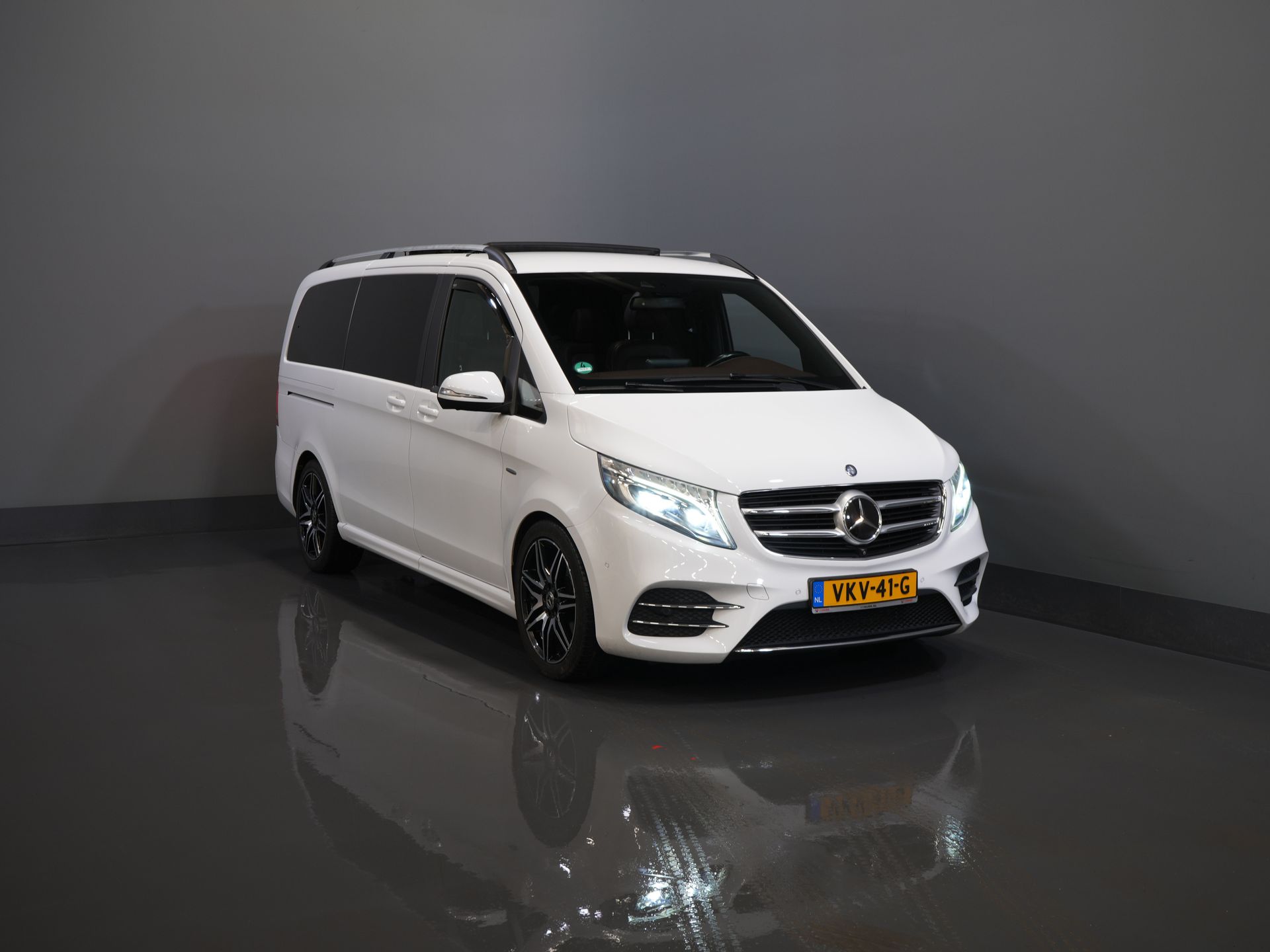 Mercedes-Benz V-Class Vans 250d DC Double Cab Exclusive AMG/ Pano/ Seatvent./ Mem.Seats/ Cooling compartment/ Adapt.Cruise/ 360 Camera/ Burmester/ Standkachel/ L