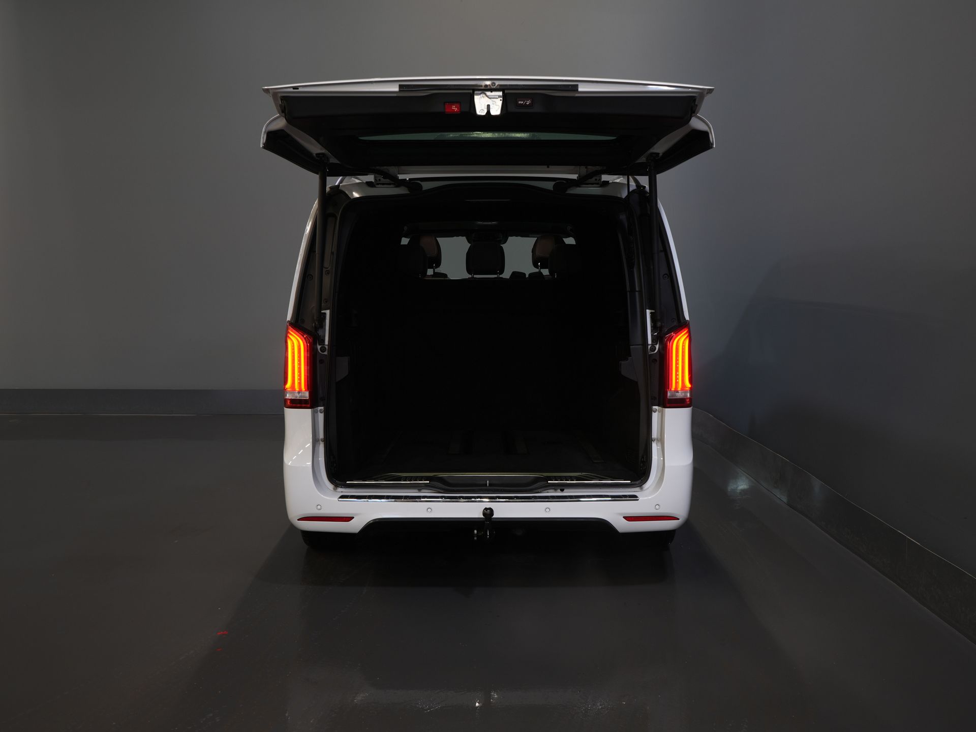 Mercedes-Benz V-Class Vans 250d DC Double Cab Exclusive AMG/ Pano/ Seatvent./ Mem.Seats/ Cooling compartment/ Adapt.Cruise/ 360 Camera/ Burmester/ Standkachel/ L