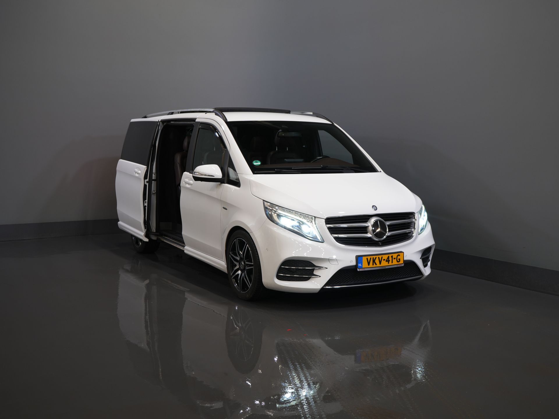 Mercedes-Benz V-Class Vans 250d DC Double Cab Exclusive AMG/ Pano/ Seatvent./ Mem.Seats/ Cooling compartment/ Adapt.Cruise/ 360 Camera/ Burmester/ Standkachel/ L