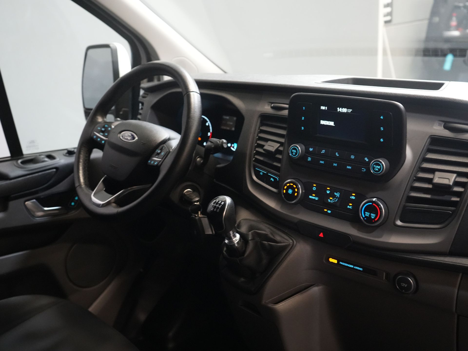 Ford Transit Custom Trasporto Passeggeri Tourneo 2.0 TDCI € 30.182 IVA inclusa/BPM Trend Combi/ Kombi/ 9 Persone/ 9 P/ Crociera/ PDC/ Airco