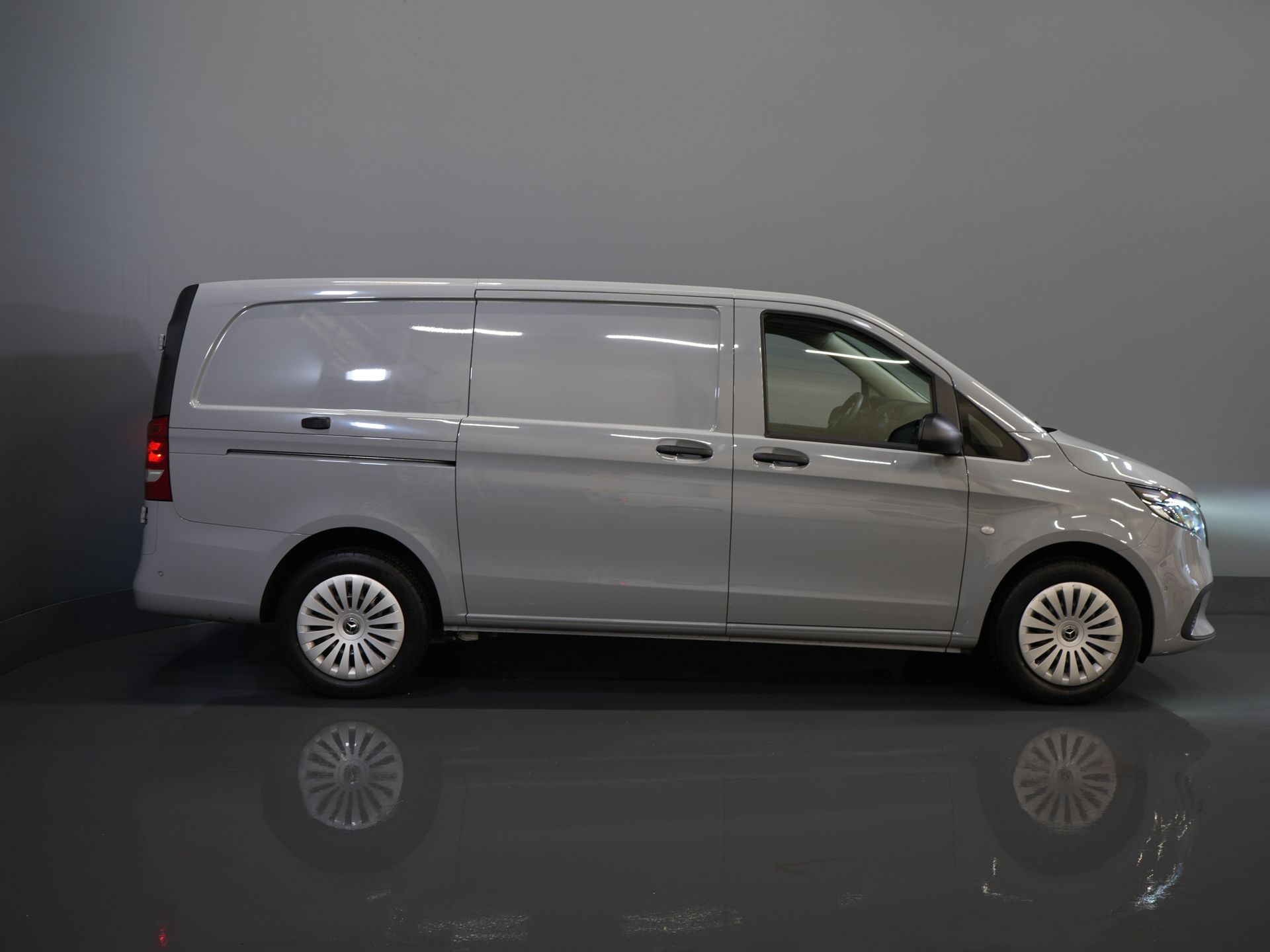 Mercedes-Benz Vito Bestelbus 116 CDI Aut. L2 BPM VRIJ! LED/ Stoelverw./ 270Gr.Deuren/ Camera/ Cruise/ PDC/ Trekhaak