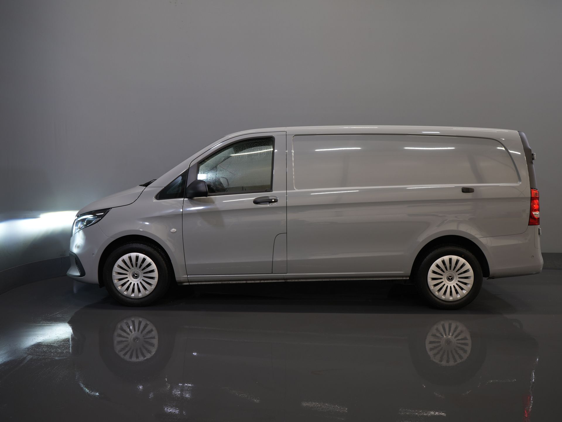 Mercedes-Benz Vito Bestelbus 116 CDI Aut. L2 BPM VRIJ! LED/ Stoelverw./ 270Gr.Deuren/ Camera/ Cruise/ PDC/ Trekhaak