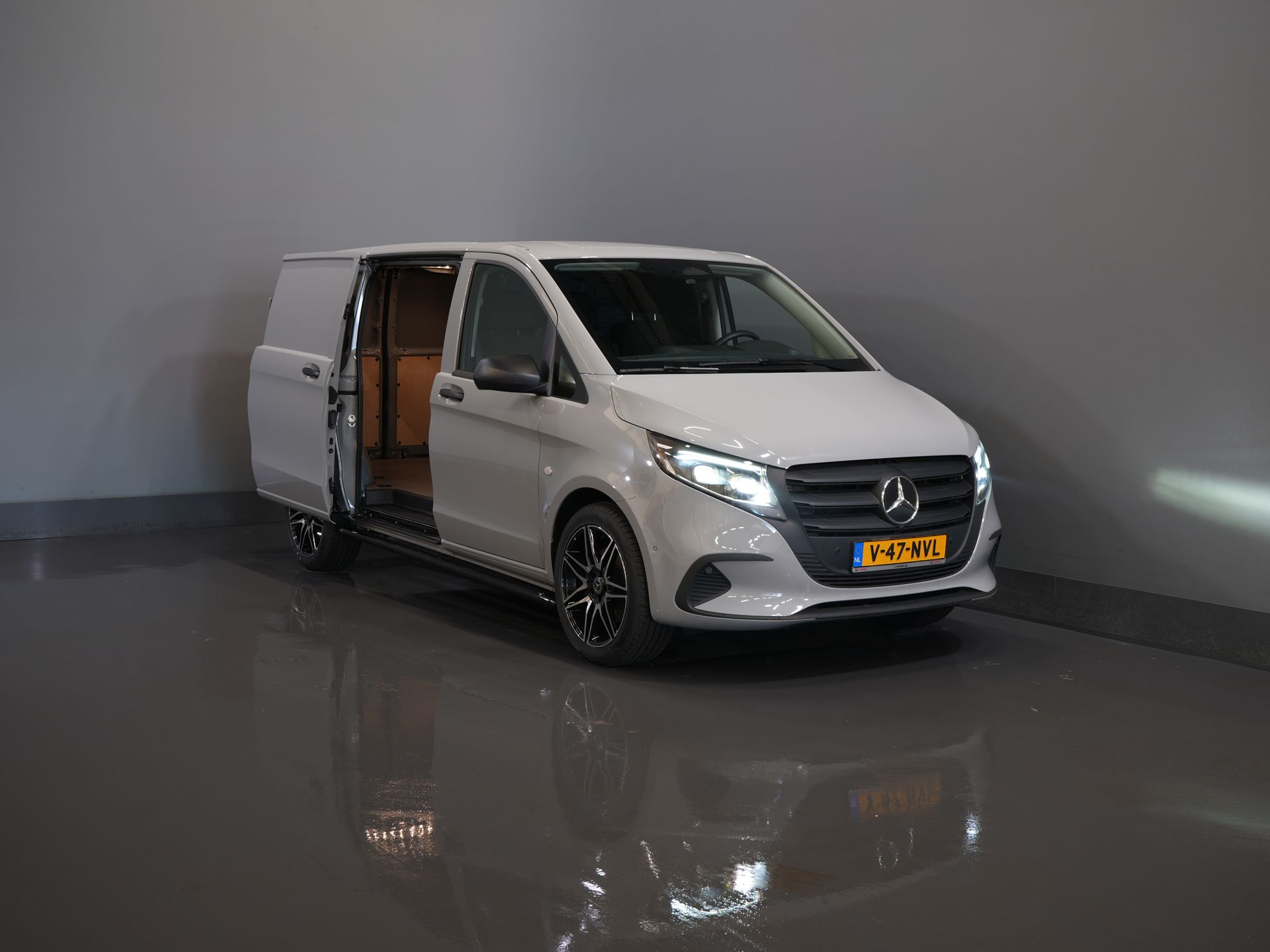 Mercedes-Benz Vito Bestelbus 116 CDI Aut. L2 BPM VRIJ! LED/ Stoelverw./ 270Gr.Deuren/ Spoiler/ Sidebars/ LMV/ Camera/ Cruise/ PDC/ Trekhaak