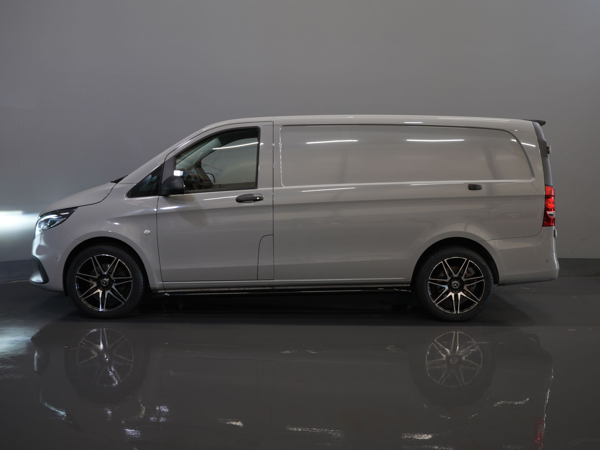 Mercedes-Benz Vito Bestelbus 116 CDI Aut. L2 BPM VRIJ! LED/ Stoelverw./ 270Gr.Deuren/ Spoiler/ Sidebars/ LMV/ Camera/ Cruise/ PDC/ Trekhaak
