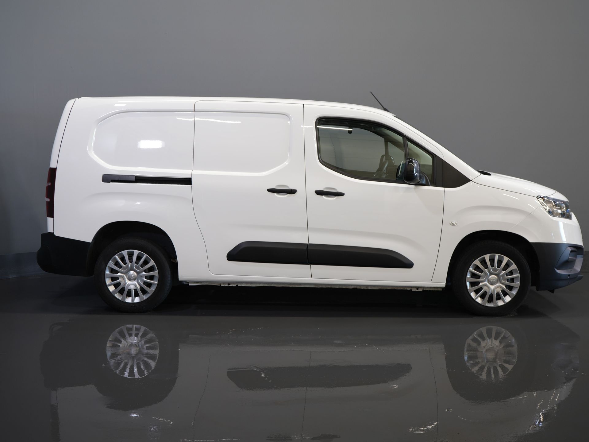 Toyota PROACE CITY Furgoneta 1.5 130 CV Aut. L2 2x Puerta corredera/ 3 Pers./ Carplay/ Calefacción de pie/ Airco/ Cámara/ Crucero/ PDC