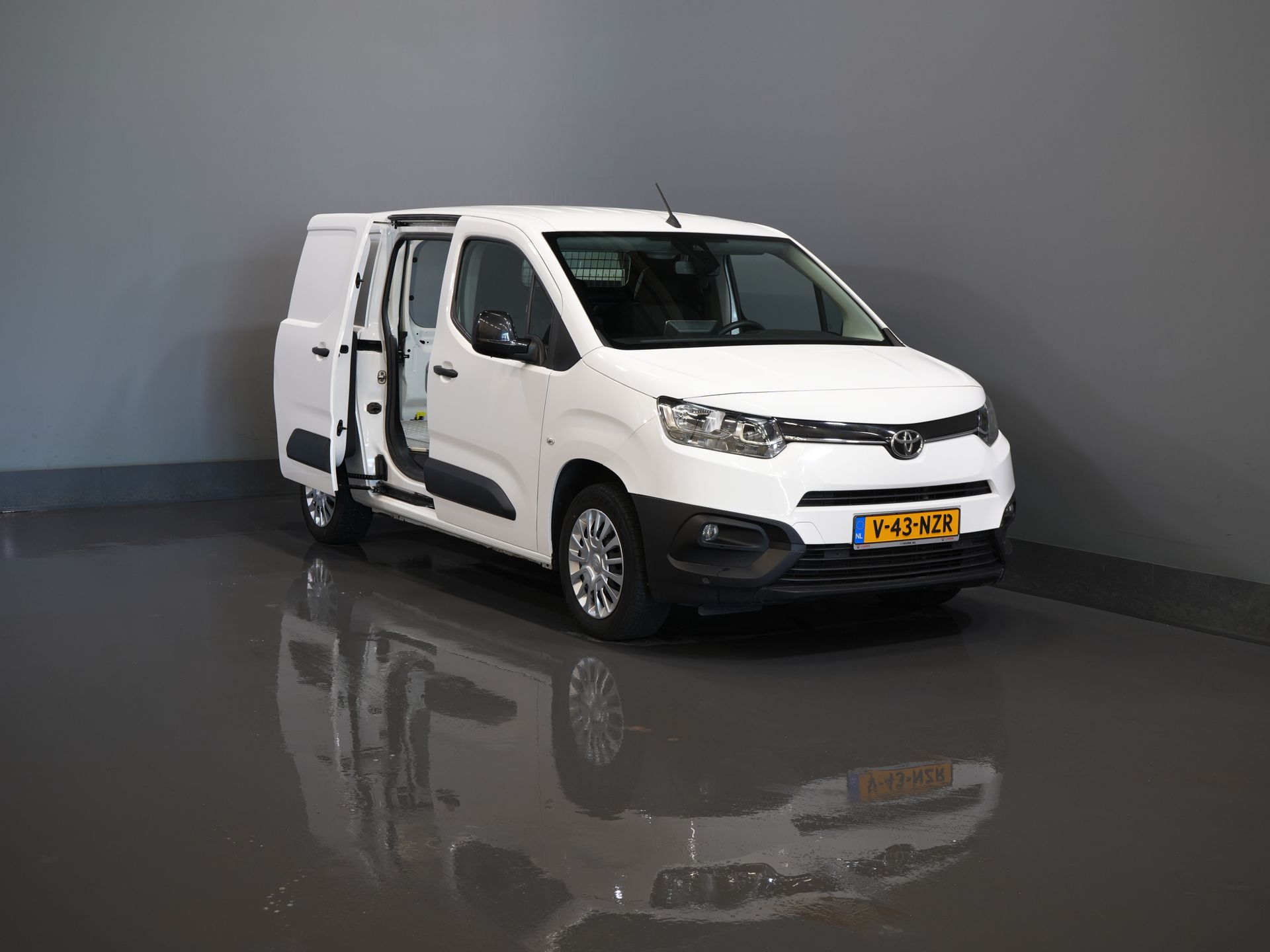 Toyota PROACE CITY Furgoneta 1.5 130 CV Aut. L2 2x Puerta corredera/ 3 Pers./ Carplay/ Calefacción de pie/ Airco/ Cámara/ Crucero/ PDC